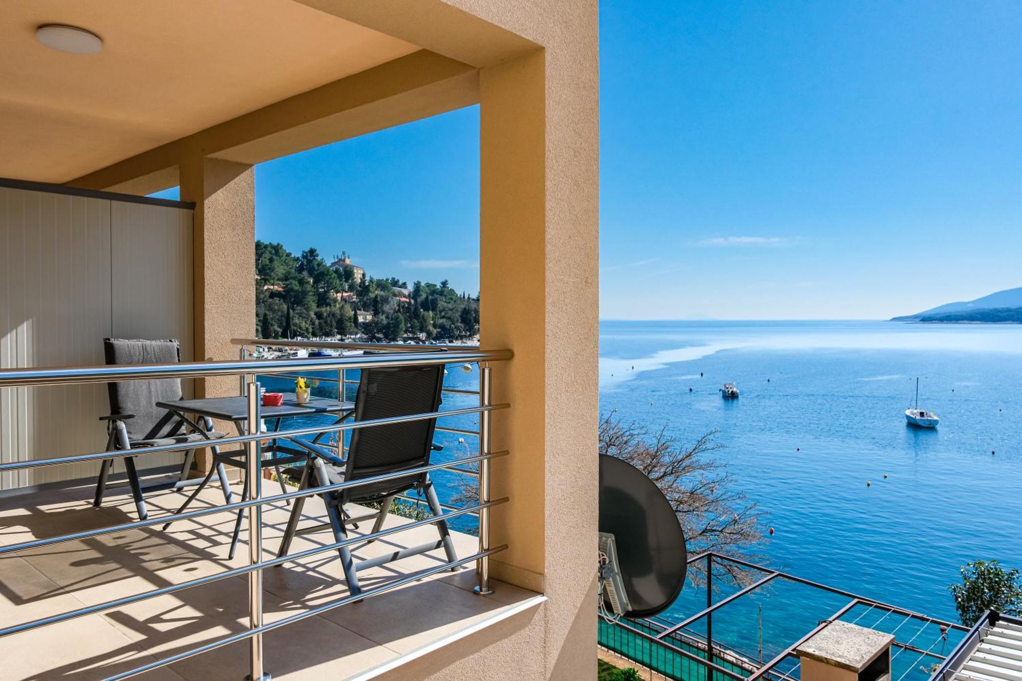 Studio Apartment Above Promenade W Terrace & Parking Rabac Bagian luar foto