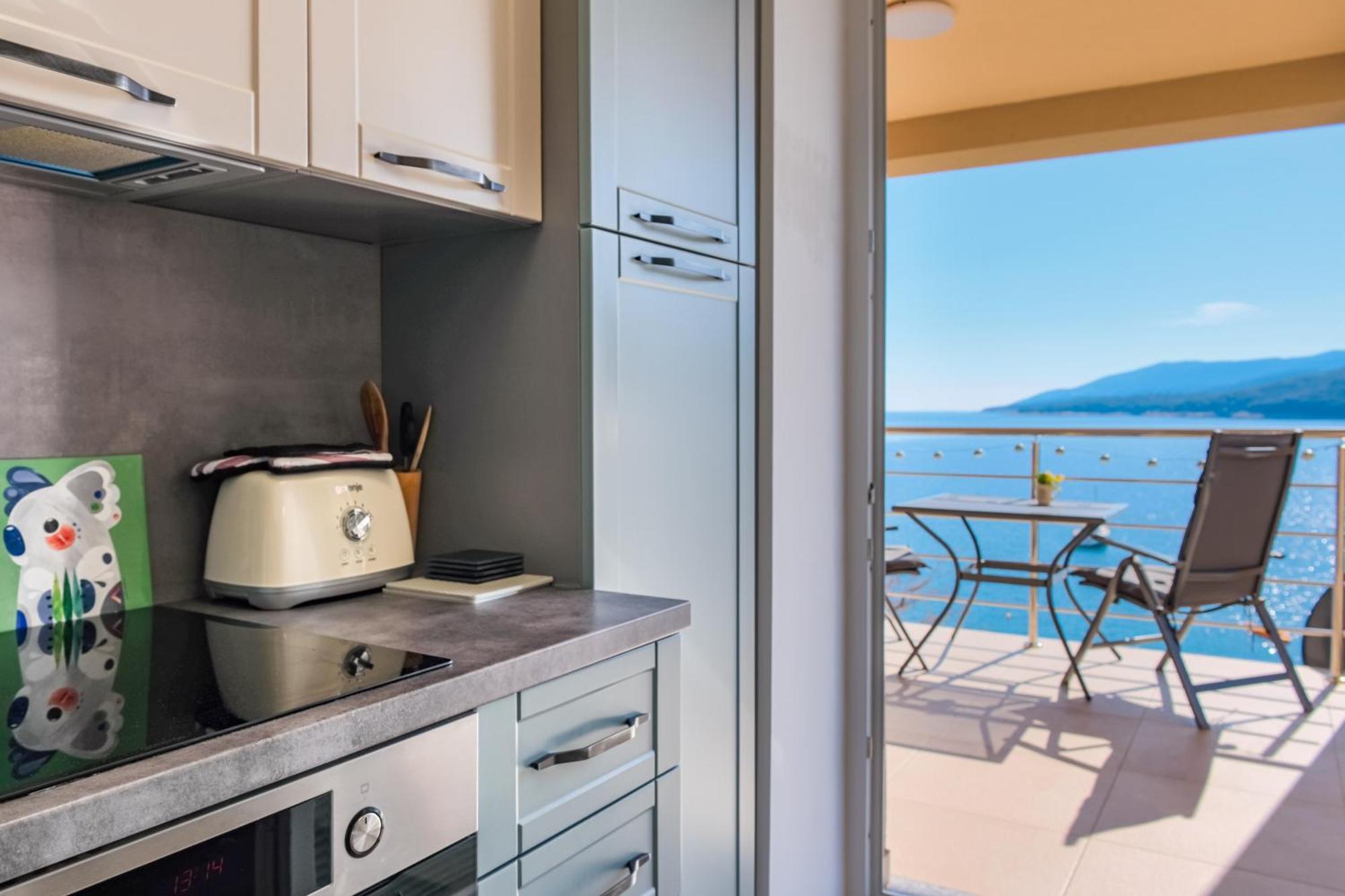 Studio Apartment Above Promenade W Terrace & Parking Rabac Bagian luar foto