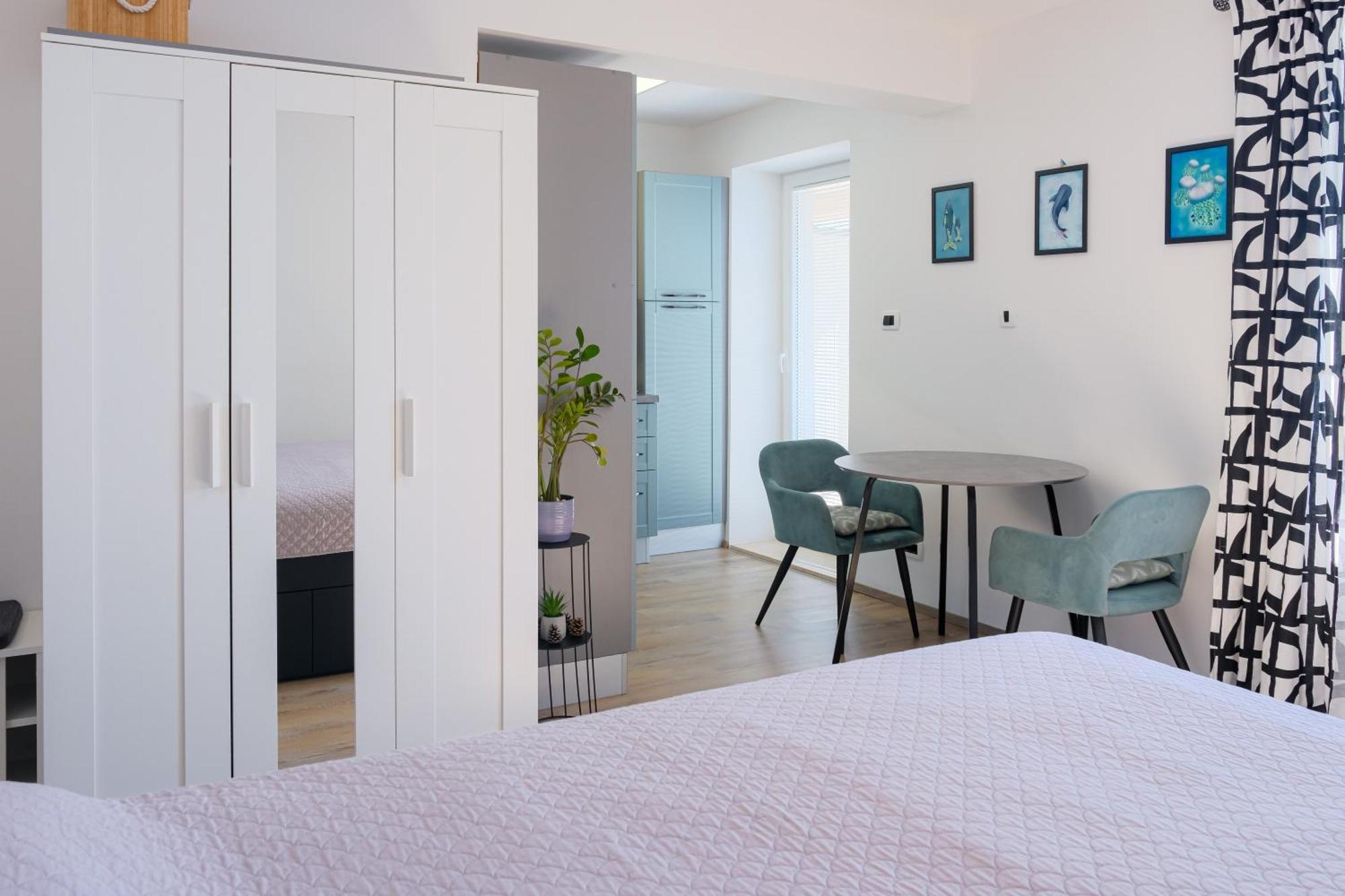 Studio Apartment Above Promenade W Terrace & Parking Rabac Bagian luar foto