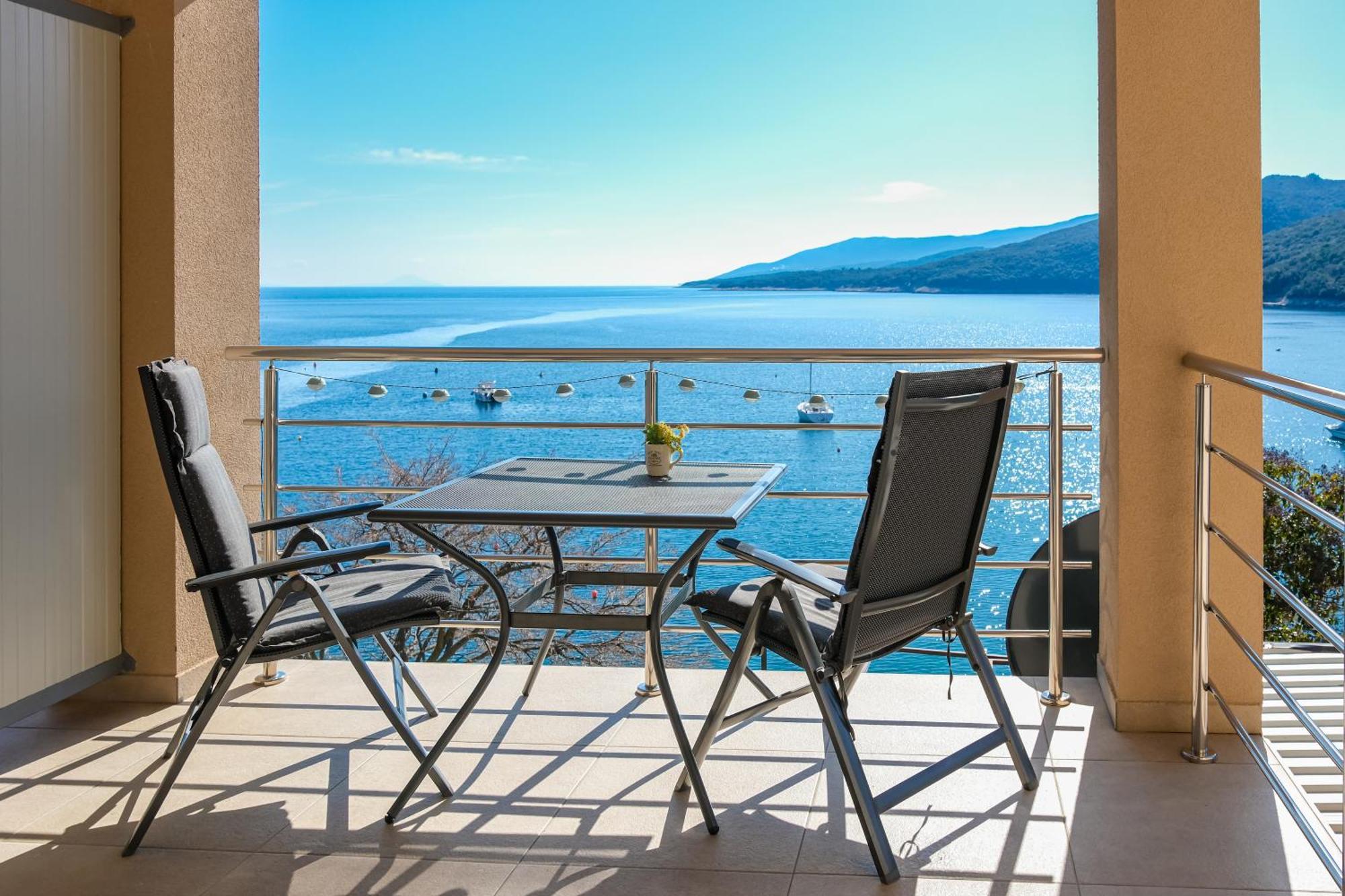 Studio Apartment Above Promenade W Terrace & Parking Rabac Bagian luar foto