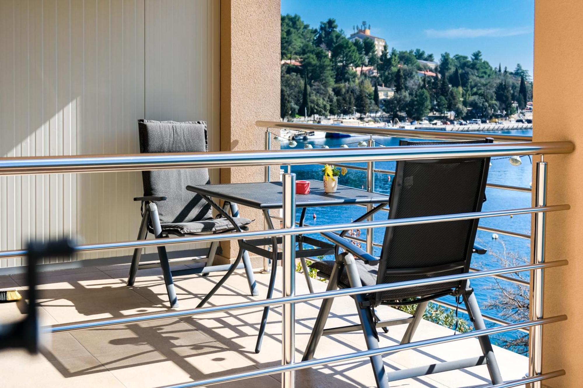 Studio Apartment Above Promenade W Terrace & Parking Rabac Bagian luar foto